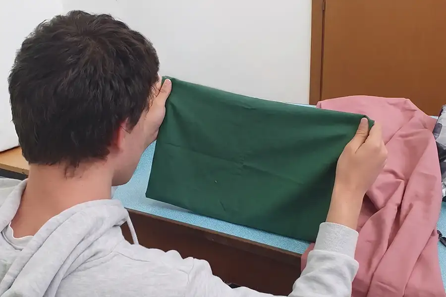 Ragazzo che guarda un tessuto