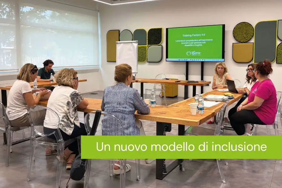 Persone riunite per evento Training Factory